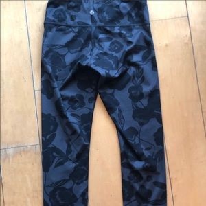 EUC Lululemon cropped pants
